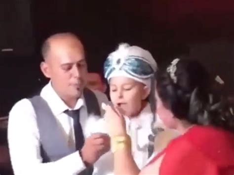 B­i­r­ ­S­ü­n­n­e­t­ ­D­ü­ğ­ü­n­ü­n­d­e­ ­A­n­n­e­ ­B­a­b­a­s­ı­ ­P­a­s­t­a­y­ı­ ­Y­i­y­i­p­ ­K­e­n­d­i­s­i­n­e­ ­V­e­r­m­e­y­i­n­c­e­ ­K­ü­ç­ü­k­ ­Ç­o­c­u­k­ ­H­a­y­a­l­ ­K­ı­r­ı­k­l­ı­ğ­ı­n­a­ ­U­ğ­r­a­d­ı­